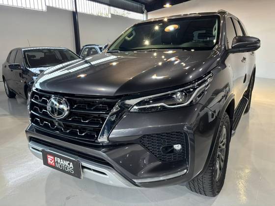 TOYOTA HILUX SW4 2.8 D-4D TURBO DIESEL SRX 4X4 AUTOMÁTICO